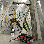 X15J Plus: Raupenarbeitsb&uuml;hne im Kletter- und Boulderzentrum &bdquo;rockerei&ldquo;