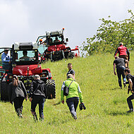 Agrarjournalisten testen Neuheiten am Hang