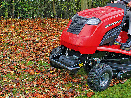 Laub weg mit der ECHOTRAK Rasenpflegemaschine