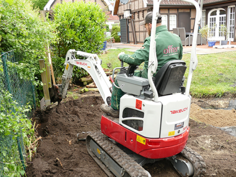 Minibagger Takeuchi TB 210 R: f&uuml;r schmalste Gartenecken konstruiert