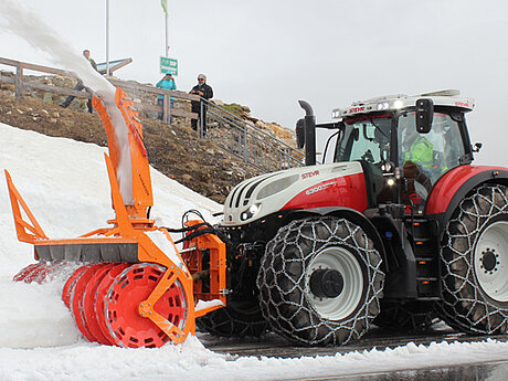 Steyr-Event: Schneefräsen mit über 300 PS in 2.500 Metern Höhe 