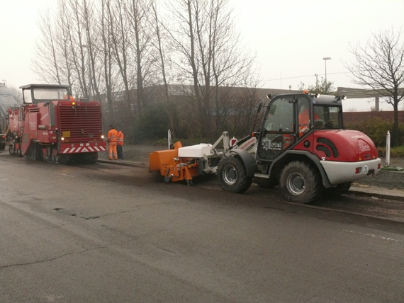 Takeuchi TW 8 AS mit Kehrmaschine zur Reinigung abgefräster Flächen 