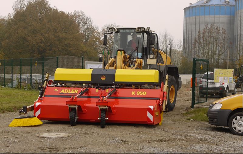 Enorme Flächenleistung mit der ADLER-Kehrmaschine K 950