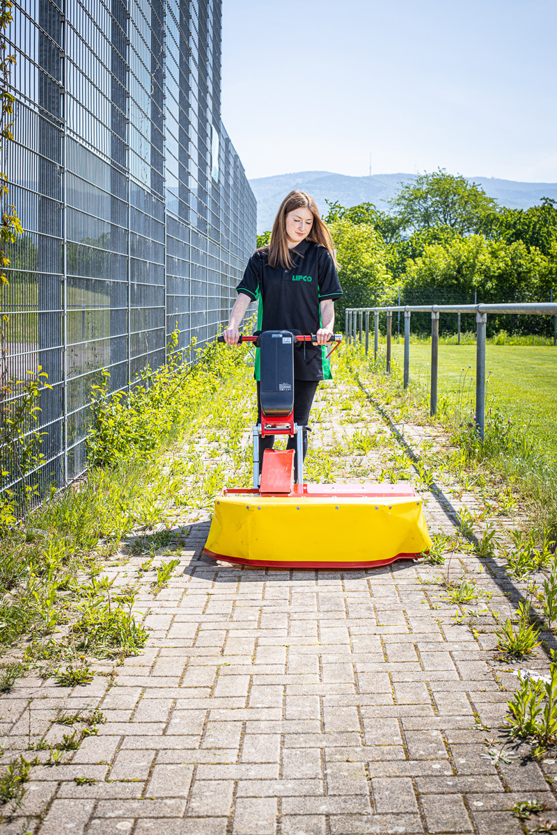 LIPCO-Wildkrautentferner bearbeiten Pflasterflächen effektiv