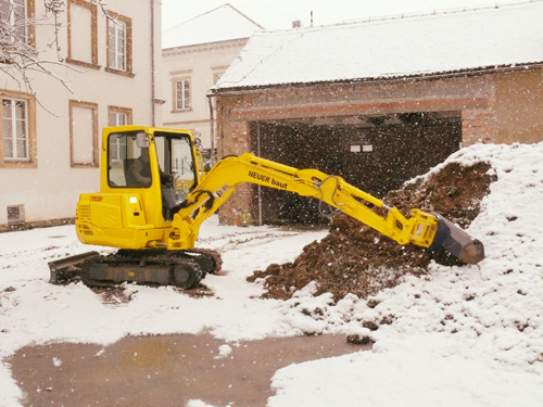 Kompakter Takeuchi Bagger TB 228 für hochwertiges Bauen im Bestand 