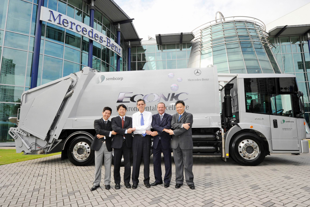 Der umweltfreundliche Mercedes-Benz Econic NGT mit Erdgasantrieb ist nun auch in Singapur als Abfallsammelfahrzeug unterwegs. Bei der Fahrzeug&uuml;bergabe: Lim Chin Khuang, Senior Vice President, Collection, SembWaste Pte Ltd; Goh Swee Ooi, Chief Operating Officer, Sembcorp Environment; Cheah Kim Teck, Chief Executive Officer, Cycle & Carriage Industries; Wolfgang Huppenbauer, President and CEO, Daimler South East Asia Pte Ltd; Alex Lee, General Manager, Commercial Vehicles, Daimler South East Asia Pte Ltd.