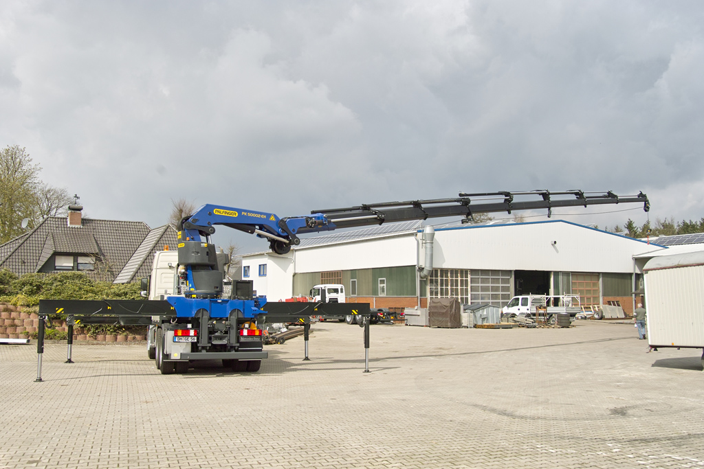 Gut zu sehen, der Knickarm kann überstreckt werden. Ein Vorteil in bestimmten Einsatzsituationen . Gut zu sehen, der Knickarm kann überstreckt werden. Ein Vorteil in bestimmten Einsatzsituationen .