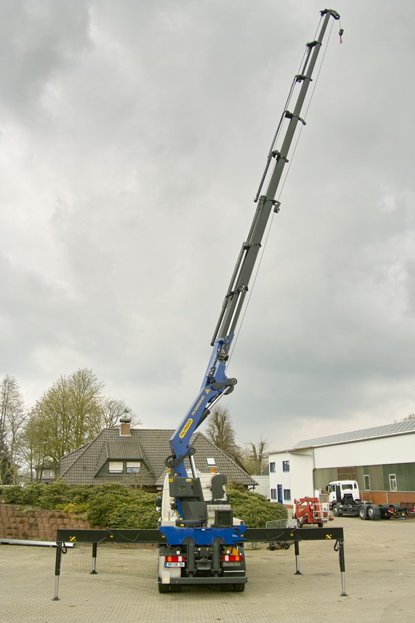 Hydraulische Reichweite satt. Der Kunde wählte einen 8fach hydraulischen Ausschub und eine Seilwinde mit 3,5 t Zugkraft Hydraulische Reichweite satt. Der Kunde wählte einen 8fach hydraulischen Ausschub und eine Seilwinde mit 3,5 t Zugkraft