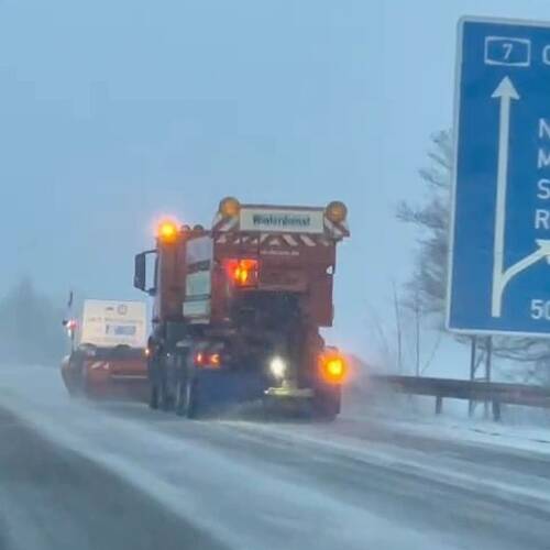 🥶❄️🌨️ #winterdienst #winter #streufahrzeug #autobahn #schnee #eis #schneeschieben #schneeschild #kommunalmaschinen...