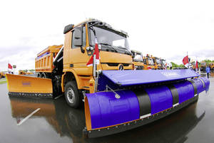 Mercedes-Benz zeigt innovative L&ouml;sungen f&uuml;r den kommunalen Einsatz. Im Vordergrund ein Actros 3344 mit Winterdienst-Ausr&uuml;stung von Schmidt Winterdienst und Kommunaltechnik.