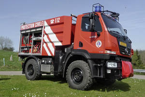 Der Unimog U 20 mit seiner gro&szlig;en Bodenfreiheit und seiner grobstolligen Gel&auml;ndebereifung ist f&uuml;r jedes Gel&auml;nde geeignet. Hinter dem Fahrerhaus befindet sich ein 2000 Liter-Wassertank sowie eine vom Fahrzeugmotor betriebene Pumpe.