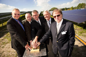 Symbolischer Knopfdruck: (v. l.) Dirk U. Hindrichs, Sch&uuml;co, die Stadtwerke-Gesch&auml;ftsf&uuml;hrer Wolfgang Brinkmann und Friedhelm Rieke, Dieter Tischmeyer, B&uuml;rgermeister von Calbe, und Detlef Schubert, Staatssekret&auml;r im Wirtschaftsministerium Sachsen-Anhalt. Foto: Bastian Ehl