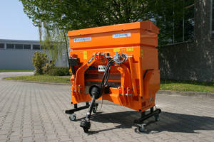 &bdquo;Winterstreuer Ice Master von Wiedenmann: Ein Sensor im 2011er Modell regelt die Streumenge abh&auml;ngig von der Fahrgeschwindigkeit. Im Stand schlie&szlig;t der Schieber automatisch (Foto: Wiedenmann)&ldquo; 