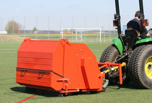 &bdquo;Eine neue Option macht die verbreitete Terra Clean von Wiedenmann zum universellen Schmutzsammler f&uuml;r alle B&ouml;den inklusive Wege und Pl&auml;tze (Foto: Wiedenmann)&ldquo;