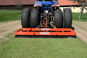 &bdquo;F&uuml;r sehr empfindliche Rasen: Neuheit Terra Groom zum Einb&uuml;rsten von Sand und Gummigranulat, Aufrichten der Rasenfasern und Nivellieren der Oberfl&auml;che. Erh&auml;ltlich als Version f&uuml;r den Heckdreipunkt sowie zum Ziehen (Foto: Wiedenmann)&ldquo;