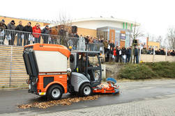 Laubbeseitigung leicht gemacht, hier mit dem Hako-Citytrac 4200.