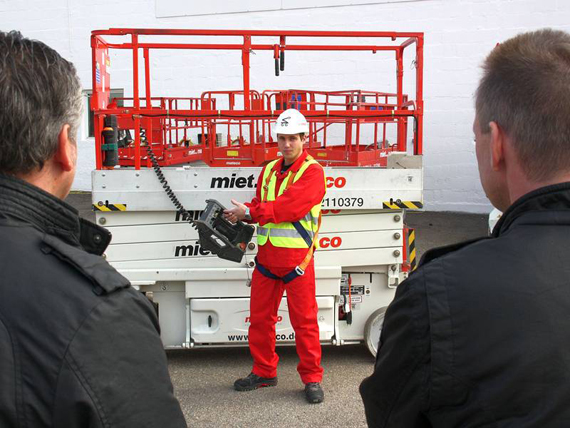 mateco PlatformCard &ndash; Schulung der Bediener von Hubarbeitsb&uuml;hnen gem&auml;&szlig; BGG/GUV-G 966. 