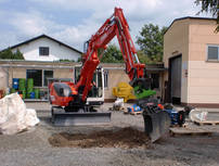 Aufgrund des großen Interesse an Live-Vorführungen ihrer Technik für Baumaschinen hat die HKS Unternehmensgruppe auf ihrem Firmengelände in Wächtersbach (Hessen) ein Demogelände eröffnet. Aufgrund des großen Interesse an Live-Vorführungen ihrer Technik für Baumaschinen hat die HKS Unternehmensgruppe auf ihrem Firmengelände in Wächtersbach (Hessen) ein Demogelände eröffnet.