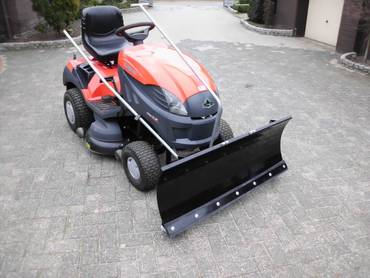 Schneer&auml;umschild zum Anbau an Kleintraktoren mit Anfahrschutz durch Federklappensicherung