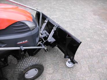 Schneer&auml;umschild zum Anbau an Kleintraktoren mit Anfahrschutz durch Federklappensicherung