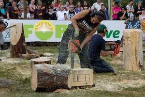 Ein Highlight in der Erlebniswelt Forst live wird eine Internationale Kettensägen-Schnellschnitzmeisterschaft mit sechs Künstlern aus ver- schiedenen Nationen sein (Foto: Forst live GmbH).
