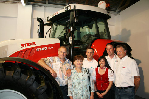 Kunde Ferdinand Lackner sen. und Veronika Lackner, Ferdinand Lackner jun. (Mechaniker AGRI-TEC Eder Ersatzteile, Werkst&auml;tte), Jungunternehmer Silvia und Winfried Eder, Johann Verhounig (Steyr & Case IH Gebietsproduktleiter f&uuml;r K&auml;rnten)