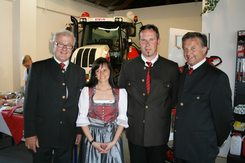Steyr & Case IH Vertriebsdirektor DI Rudolf Hinterberger (Bild links) und Gebietsproduktleiter f&uuml;r K&auml;rnten Johann Verhounig (rechts) freuen sich mit Silvia und Winfried Eder im Bezirk St. Veit an der Glan durchzustarten.