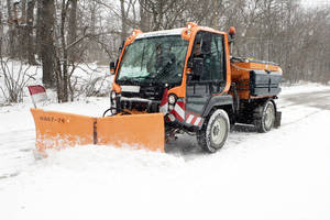 Lindner Unitrac 102 beim Winterdienst Einsatz