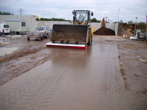 Es gibt viele Gr&uuml;nde f&uuml;r eine saubere Hoffl&auml;che. Bessere Optik, weniger Reifensch&auml;den, geringere Unfallgefahr u.s.w. 