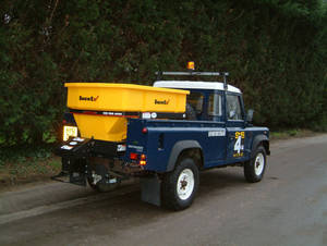 Vorhandene Fahrzeuge besser auslasten mit vollelektrischen und voll fernbedienbaren Profisalzstreuern von SnowEx 