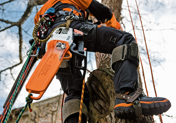 Entwickelt f&uuml;r die professionelle Baumpflege: Die Motors&auml;ge STIHL MS 201 T punktet mit starker Leistung und Details, die speziell f&uuml;r die Arbeit unter Extrembedingungen wichtig sind, beispielsweise dem verliersicheren Kettenschutz.
