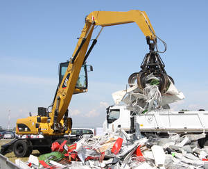 Bei der Live-Demo wurde gezeigt, wie ein Cat Umschlagbagger M322DMH mit seinem Greifer Metallschrott aufnehmen kann. 