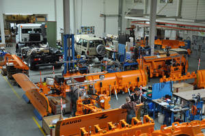 Montagehalle f&uuml;r die Flugfeld-Kehrblasgr&auml;te P21 und die grossen Schneepflug-Modelle im Hauptwerk in Eggiwil. 