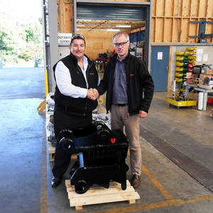 Shake Hands in Neuseeland. &ndash; Matthew Calvert von Wedgelook (links) mit Thomas Friedrich von KINSHOFER.