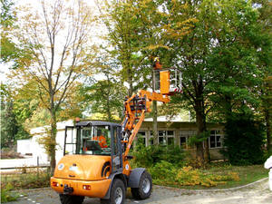 Der Terex Radlader TL80 kommt mit der Decker Arbeitsplattform DTP100 auf dem Anhänger am Einsatzort an. Der Terex Radlader TL80 kommt mit der Decker Arbeitsplattform DTP100 auf dem Anhänger am Einsatzort an.