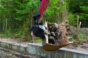 F&uuml;r Bauh&ouml;fe, Autobahnmeistereien, Tief- und GaLaBau gleicherma&szlig;en interessant &ndash; der neue Schwenkantrieb RA09 f&uuml;r Midi-Bagger: Kompakt, niedrig und stark erm&ouml;glicht er die optimale Beweglichkeit der Anbauger&auml;te.