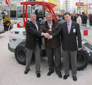 Die Firmengruppe Nagel stellte bereits auf der bauma 2010 in M&uuml;nchen die finnischen Multifunktionslader von AVANT auf dem Messestand vor: v.l.n.r. Gerd Uhlmann, Vertriebsleitung Nagel Baumaschinen Ulm GmbH, Thomas Sterkel, Gesch&auml;ftsleitung AVANT TECNO Deutschland GmbH, Christoph Baur, Vertriebsabwicklung Nagel Baumaschinen Ulm GmbH
