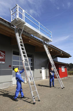 Schnell, sicher, GS-gepr&uuml;ft: Das Bavaria-Leitern-Blitzger&uuml;st SL wird vom Boden aus mit Hilfe von Spezial-Winden in Position gebracht.