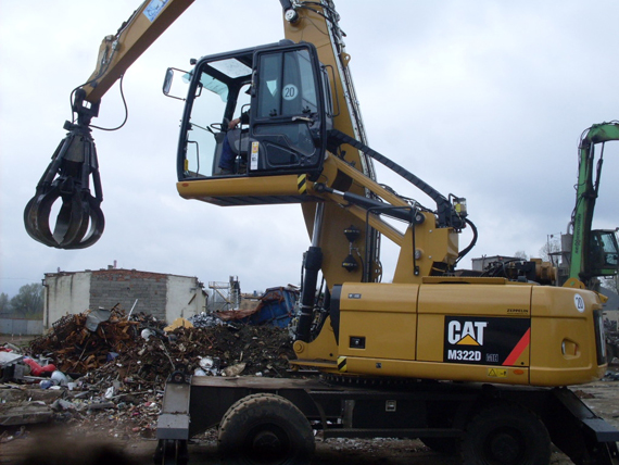 Wenn Bagger von Dieter Sch&uuml;tz im Umschlag, ob von Abfall, Holz oder Papier, eingesetzt werden, dann sind sie daf&uuml;r auch entsprechend ausgestattet.