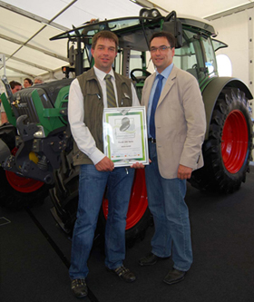 Thomas Steinheber vom Team der Fendt Verkaufsf&ouml;rderung und Roland Schmidt, Fendt Marketing-Direktor pr&auml;sentieren stolz die Auszeichnung f&uuml;r den 200 Vario.
