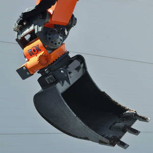 F&uuml;r Bauh&ouml;fe, Autobahnmeistereien, Tief- und GaLaBau gleicherma&szlig;en interessant &ndash; der neue Tiltrotator TR06NOX f&uuml;r Midi-Bagger: Kompakt, niedrig, stark erm&ouml;glicht er die optimale Beweglichkeit der Anbauger&auml;te.