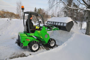Der AVANT 420 kann neben dieser Leichtgutschaufel mit zahlreichen anderen Anbaugeräten für den Winterdienst ausgerüstet werden Der AVANT 420 kann neben dieser Leichtgutschaufel mit zahlreichen anderen Anbaugeräten für den Winterdienst ausgerüstet werden