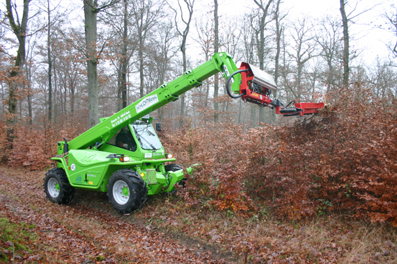 Merlo-Teleskoplader mit Asts&auml;ge &uuml;berzeugt beim Baum- und Heckenschnitt