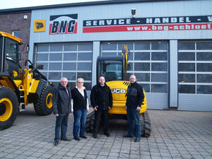 BNG Gesch&auml;ftsf&uuml;hrer Jens Schl&uuml;ter (Bild Mitte) mit den Firmengr&uuml;ndern Hans-J&uuml;rgen und Margret Schl&uuml;ter (Bild links) und JCB Regionalverkaufsleiter Udo Luysberg.
