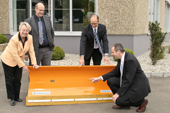 &bdquo;Mit einem Umsatzplus von 35 Prozent ist Wiedenmann bei Winterdienstger&auml;ten gut im Gesch&auml;ft: Bundesforschungsministerin Annette Schavan mit Horst, Uwe und J&uuml;rgen Wiedenmann pr&auml;sentieren das erste Kombi-Kompaktschneeschild der Welt (Foto: Wiedenmann)&ldquo;