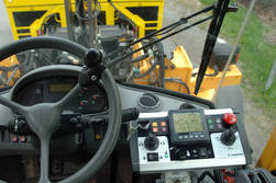 Bedienungseinheit mit Joystick und Motor&uuml;berwachungsger&auml;te