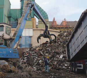 Montiert an einem schweren Umschlag-Bagger, bel&auml;dt der KINSHOFER P51V das F&ouml;rderband zur Stahlschmelze