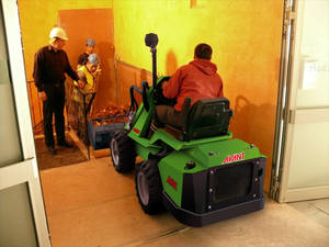 Der AVANT Multifunktionslader ist durch seine Knicklenkung bodenschonend und extrem beweglich