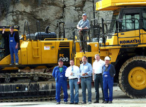 Die Übergabe der drei Komatsu-Großmaschinen fand auf dem Gelände des Kalkwerks in Azendorf statt. Das Foto zeigt den technischen Leiter und Prokuristen der J. Bergmann GmbH & Co., Dipl.-Bergingenieur Thomas Jendersie (im Vordergrund dritter von rechts) zusammen mit dem für Ansbach zuständigen Verkäufer von Reif Baumaschinen, Stefan Kirsch (links daneben) sowie Mitarbeitern von Bergmann bei der symbolischen Schlüsselübergabe. Fotos: Reif Baumaschinen