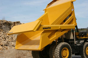 Die Mulde des HD405-7 ist mit einer speziell von Reif Baumaschinen entwickelten und produzierten Heckklappe ausgerüstet. Ebenfalls in den Werkstätten des Komatsu-Händlers sind die Wände der Mulde um 20 cm erhöht worden. Fotos: Reif Baumaschinen